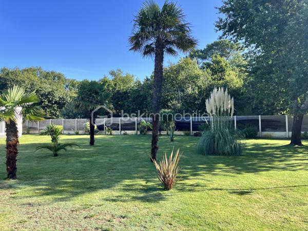 Coup de cœur pour cette maison de 2021, encore sous garantie décennale, située dans un environnement calme et verdoyant, à seulement 2,5 km du centre de Soulac-sur-Mer et proche de la plage.

Dès l’entrée, vous serez séduit par sa belle pièce de vie lumineuse avec cuisine ouverte, idéale pour partager des moments conviviaux. Un cellier vient compléter l’espace pour plus de praticité.

La maison offre 3 chambres, dont 2 suites parentales, ainsi que 2 WC indépendants : un agencement parfait pour le confort de toute la famille ou pour recevoir.

À l’extérieur, vous profitez d’un magnifique terrain arboré de 1 486 m² avec portail électrique, d’un garage de 24 m², ainsi que d’un puits foré.

Les + qui font la différence :
•⁠  ⁠Panneaux solaires
•⁠  ⁠Domotique
•⁠  ⁠Robot tondeuse inclus

Une maison moderne, fonctionnelle et parfaitement entretenue, où vous n’avez plus qu’à poser vos valises.