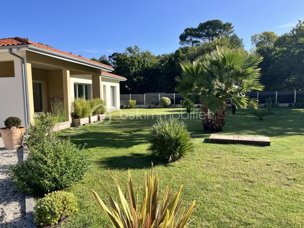 Coup de cœur pour cette maison de 2021, encore sous garantie décennale, située dans un environnement calme et verdoyant, à seulement 2,5 km du centre de Soulac-sur-Mer et proche de la plage.

Dès l’entrée, vous serez séduit par sa belle pièce de vie lumineuse avec cuisine ouverte, idéale pour partager des moments conviviaux. Un cellier vient compléter l’espace pour plus de praticité.

La maison offre 3 chambres, dont 2 suites parentales, ainsi que 2 WC indépendants : un agencement parfait pour le confort de toute la famille ou pour recevoir.

À l’extérieur, vous profitez d’un magnifique terrain arboré de 1 486 m² avec portail électrique, d’un garage de 24 m², ainsi que d’un puits foré.

Les + qui font la différence :
•⁠  ⁠Panneaux solaires
•⁠  ⁠Domotique
•⁠  ⁠Robot tondeuse inclus

Une maison moderne, fonctionnelle et parfaitement entretenue, où vous n’avez plus qu’à poser vos valises.