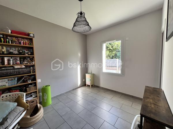 Coup de cœur pour cette maison de 2021, encore sous garantie décennale, située dans un environnement calme et verdoyant, à seulement 2,5 km du centre de Soulac-sur-Mer et proche de la plage.

Dès l’entrée, vous serez séduit par sa belle pièce de vie lumineuse avec cuisine ouverte, idéale pour partager des moments conviviaux. Un cellier vient compléter l’espace pour plus de praticité.

La maison offre 3 chambres, dont 2 suites parentales, ainsi que 2 WC indépendants : un agencement parfait pour le confort de toute la famille ou pour recevoir.

À l’extérieur, vous profitez d’un magnifique terrain arboré de 1 486 m² avec portail électrique, d’un garage de 24 m², ainsi que d’un puits foré.

Les + qui font la différence :
•⁠  ⁠Panneaux solaires
•⁠  ⁠Domotique
•⁠  ⁠Robot tondeuse inclus

Une maison moderne, fonctionnelle et parfaitement entretenue, où vous n’avez plus qu’à poser vos valises.