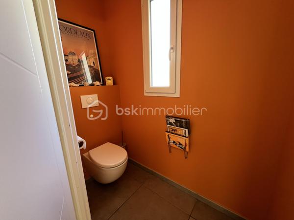 Coup de cœur pour cette maison de 2021, encore sous garantie décennale, située dans un environnement calme et verdoyant, à seulement 2,5 km du centre de Soulac-sur-Mer et proche de la plage.

Dès l’entrée, vous serez séduit par sa belle pièce de vie lumineuse avec cuisine ouverte, idéale pour partager des moments conviviaux. Un cellier vient compléter l’espace pour plus de praticité.

La maison offre 3 chambres, dont 2 suites parentales, ainsi que 2 WC indépendants : un agencement parfait pour le confort de toute la famille ou pour recevoir.

À l’extérieur, vous profitez d’un magnifique terrain arboré de 1 486 m² avec portail électrique, d’un garage de 24 m², ainsi que d’un puits foré.

Les + qui font la différence :
•⁠  ⁠Panneaux solaires
•⁠  ⁠Domotique
•⁠  ⁠Robot tondeuse inclus

Une maison moderne, fonctionnelle et parfaitement entretenue, où vous n’avez plus qu’à poser vos valises.