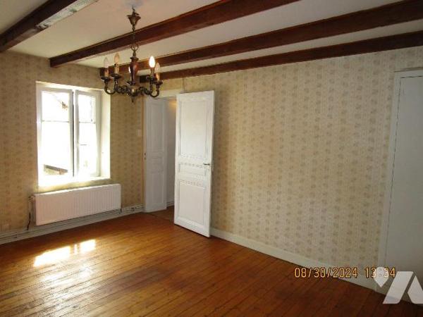 Maison d'habitation en bon état d'entretien, située au centre village, , composée de 2 logement...