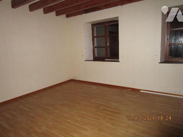 Maison d'habitation en bon état d'entretien, située au centre village, , composée de 2 logement...