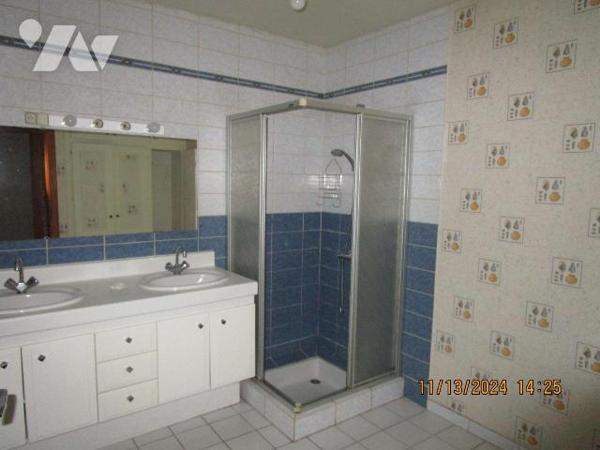 Maison d'habitation en bon état d'entretien, située au centre village, , composée de 2 logement...