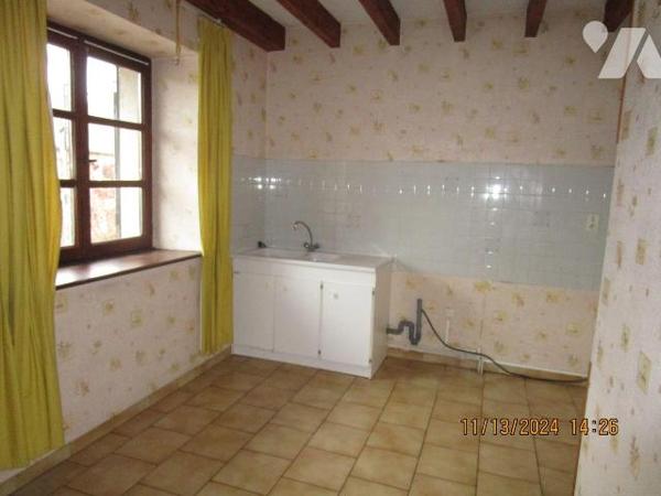 Maison d'habitation en bon état d'entretien, située au centre village, , composée de 2 logement...