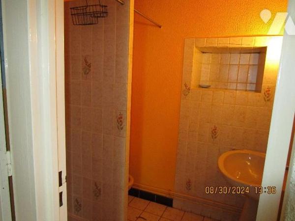 Maison d'habitation en bon état d'entretien, située au centre village, , composée de 2 logement...