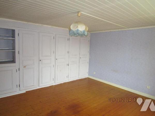 Maison d'habitation en bon état d'entretien, située au centre village, , composée de 2 logement...