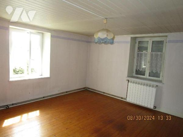 Maison d'habitation en bon état d'entretien, située au centre village, , composée de 2 logement...