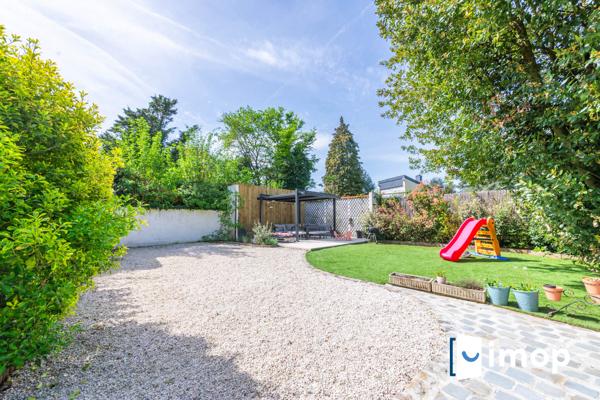 Maison rénovée avec jardin et terrasses, au calme dans un cadre verdoyant recherché.