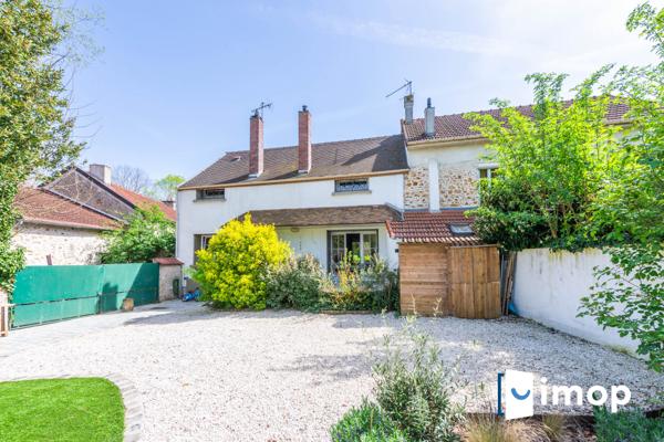 Maison rénovée avec jardin et terrasses, au calme dans un cadre verdoyant recherché.