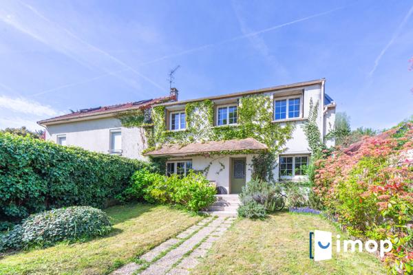 Maison rénovée avec jardin et terrasses, au calme dans un cadre verdoyant recherché.
