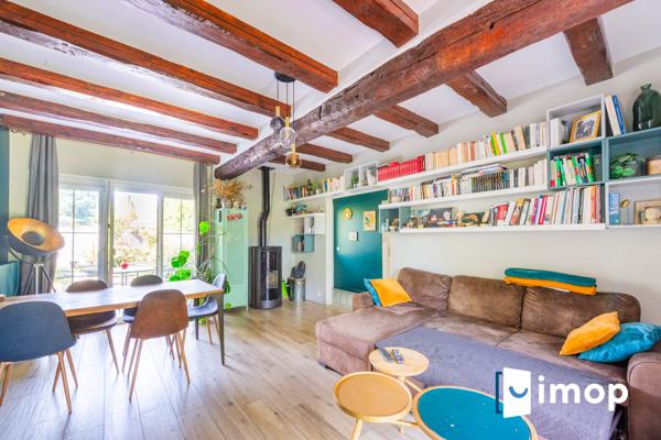 Maison rénovée avec jardin et terrasses, au calme dans un cadre verdoyant recherché.
