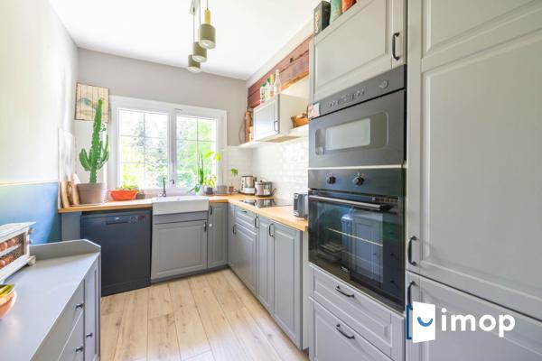 Maison rénovée avec jardin et terrasses, au calme dans un cadre verdoyant recherché.