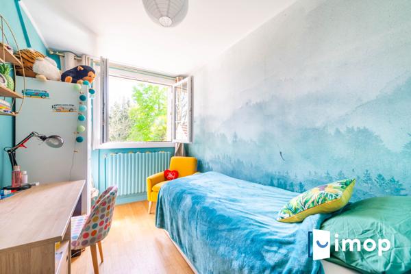 Maison rénovée avec jardin et terrasses, au calme dans un cadre verdoyant recherché.