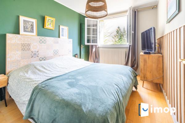 Maison rénovée avec jardin et terrasses, au calme dans un cadre verdoyant recherché.