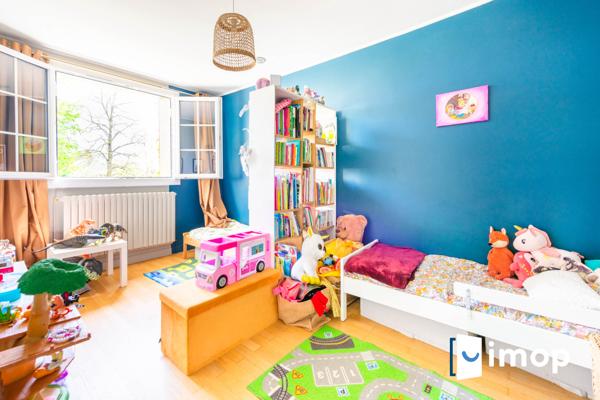Maison rénovée avec jardin et terrasses, au calme dans un cadre verdoyant recherché.