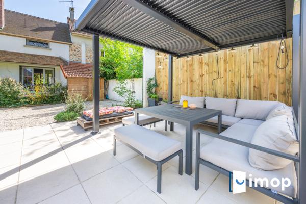 Maison rénovée avec jardin et terrasses, au calme dans un cadre verdoyant recherché.