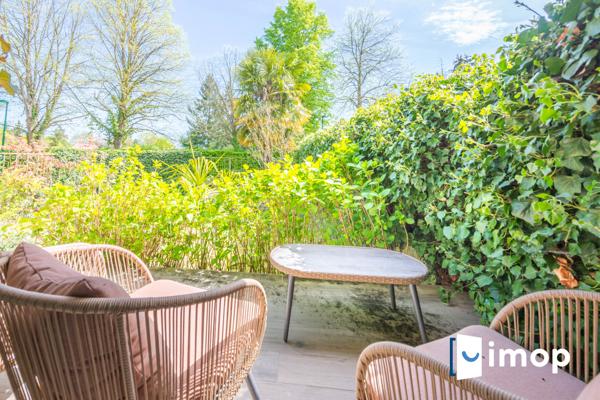 Maison rénovée avec jardin et terrasses, au calme dans un cadre verdoyant recherché.