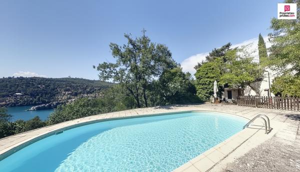 Vue sur le lac d'Esparron, 4 000 m² de terrain et accès privé au lac