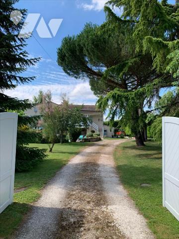 QUARTIER RESIDENTIEL, MAISON FAMILIALE AVEC PISCINE