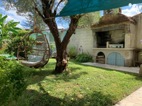 QUARTIER RESIDENTIEL, MAISON FAMILIALE AVEC PISCINE
