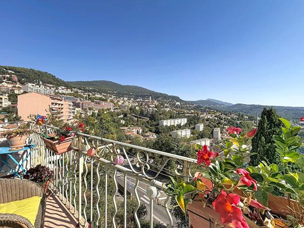 Appartement Grasse 3 pièces 65 m2 - Vue dégagée, Dernier étage, Belle surface habitable, 2 Chambres