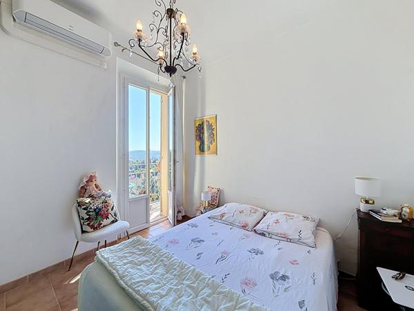 Appartement Grasse 3 pièces 65 m2 - Vue dégagée, Dernier étage, Belle surface habitable, 2 Chambres