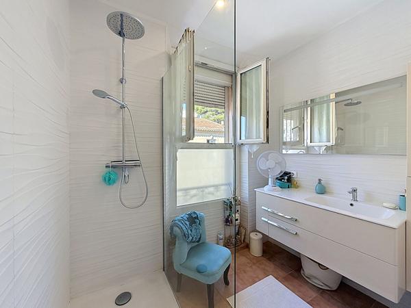 Appartement Grasse 3 pièces 65 m2 - Vue dégagée, Dernier étage, Belle surface habitable, 2 Chambres