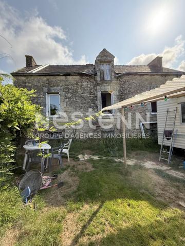 Maison en pierre à vendre à LOCMINE à rénover de 44 m² avec un jardin.