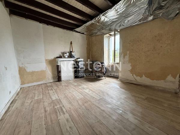 Maison en pierre à vendre à LOCMINE à rénover de 44 m² avec un jardin.