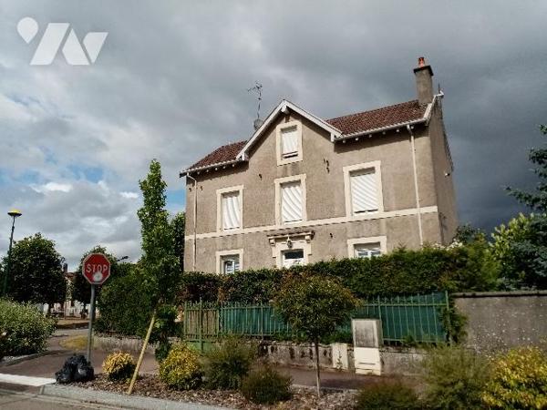 Maison mitoyenne 
entrée individuelle  jardin privatif  et garage