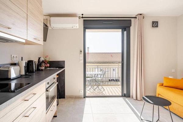 Studio rénové avec terrasse à vendre - Centre-ville Lavandou- Plage et commerces à pied