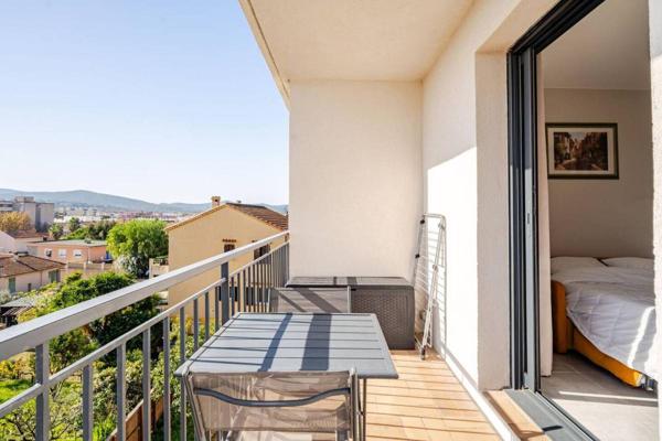 Studio rénové avec terrasse à vendre - Centre-ville Lavandou- Plage et commerces à pied