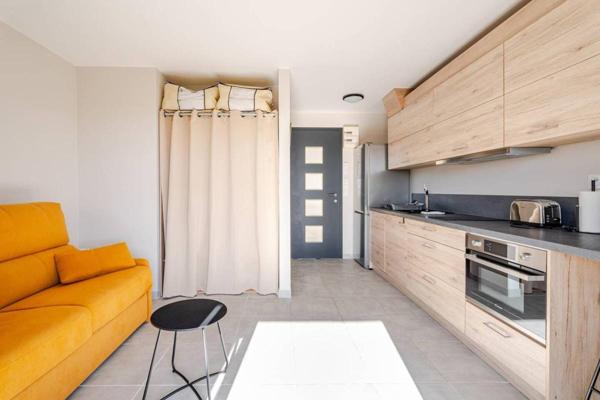 Studio rénové avec terrasse à vendre - Centre-ville Lavandou- Plage et commerces à pied