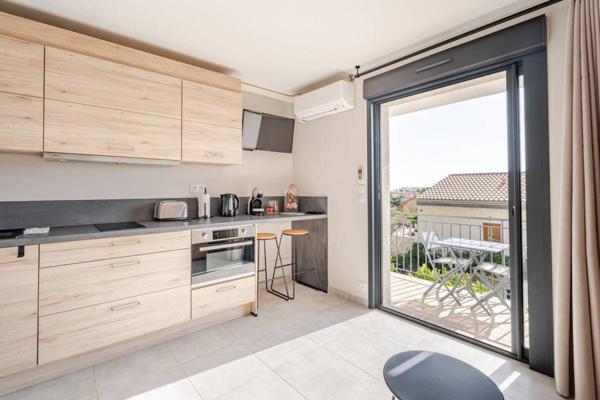 Studio rénové avec terrasse à vendre - Centre-ville Lavandou- Plage et commerces à pied
