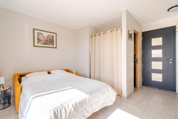 Studio rénové avec terrasse à vendre - Centre-ville Lavandou- Plage et commerces à pied
