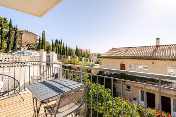 Studio rénové avec terrasse à vendre - Centre-ville Lavandou- Plage et commerces à pied