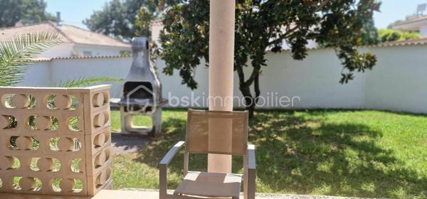 Posez vos valises dans cette maison vendue entièrement meublée. Climatisée. 3 chambres. Cuisine aménagée et équipée ouverte sur le salon. Jardin clôturé de 400m2 avec barbecue. Parking. 5 mn du bord de mer. A mi chemin avec la corse du sud, Sartene et le catenacciu, les falaises de Bonifacio.