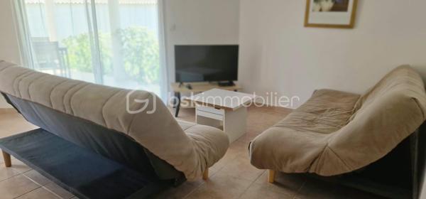 Posez vos valises dans cette maison vendue entièrement meublée. Climatisée. 3 chambres. Cuisine aménagée et équipée ouverte sur le salon. Jardin clôturé de 400m2 avec barbecue. Parking. 5 mn du bord de mer. A mi chemin avec la corse du sud, Sartene et le catenacciu, les falaises de Bonifacio.