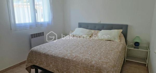 Posez vos valises dans cette maison vendue entièrement meublée. Climatisée. 3 chambres. Cuisine aménagée et équipée ouverte sur le salon. Jardin clôturé de 400m2 avec barbecue. Parking. 5 mn du bord de mer. A mi chemin avec la corse du sud, Sartene et le catenacciu, les falaises de Bonifacio.