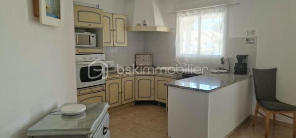 Posez vos valises dans cette maison vendue entièrement meublée. Climatisée. 3 chambres. Cuisine aménagée et équipée ouverte sur le salon. Jardin clôturé de 400m2 avec barbecue. Parking. 5 mn du bord de mer. A mi chemin avec la corse du sud, Sartene et le catenacciu, les falaises de Bonifacio.
