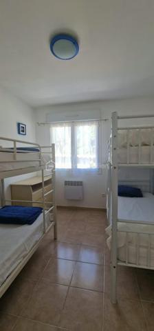 Posez vos valises dans cette maison vendue entièrement meublée. Climatisée. 3 chambres. Cuisine aménagée et équipée ouverte sur le salon. Jardin clôturé de 400m2 avec barbecue. Parking. 5 mn du bord de mer. A mi chemin avec la corse du sud, Sartene et le catenacciu, les falaises de Bonifacio.
