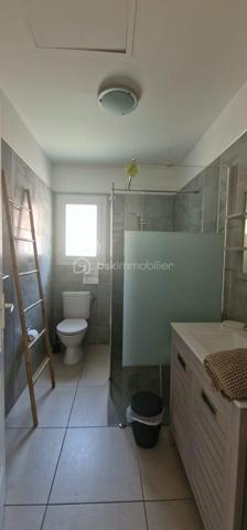 Posez vos valises dans cette maison vendue entièrement meublée. Climatisée. 3 chambres. Cuisine aménagée et équipée ouverte sur le salon. Jardin clôturé de 400m2 avec barbecue. Parking. 5 mn du bord de mer. A mi chemin avec la corse du sud, Sartene et le catenacciu, les falaises de Bonifacio.