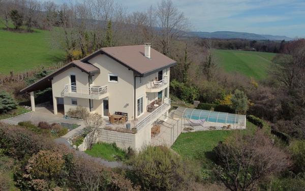 Maison à vendre    6 pièces •  Divonne-les-Bains