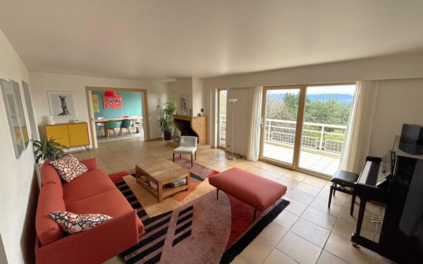 Maison à vendre    6 pièces •  Divonne-les-Bains