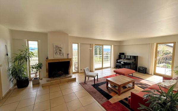 Maison à vendre    6 pièces •  Divonne-les-Bains