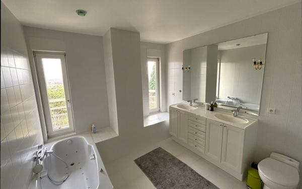 Maison à vendre    6 pièces •  Divonne-les-Bains