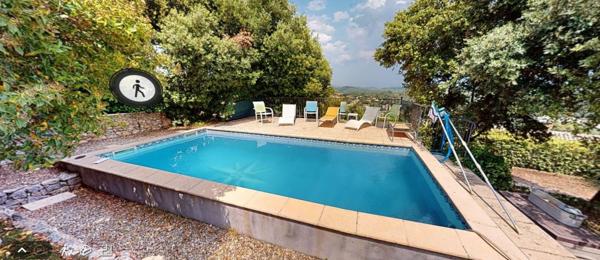 Maison provençale avec vue sur les hauteurs