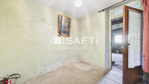 Maison de plain-pied pleine de charme, à réinventer dans un écrin de nature.