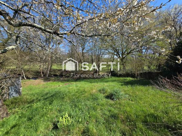 Maison de plain-pied pleine de charme, à réinventer dans un écrin de nature.