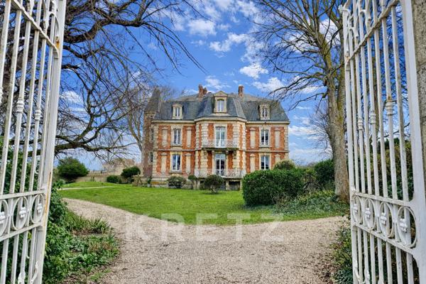 À 400m de la mer, Petit Château néo Louis XIII du XIXe, parc de 0.73ha avec piscine